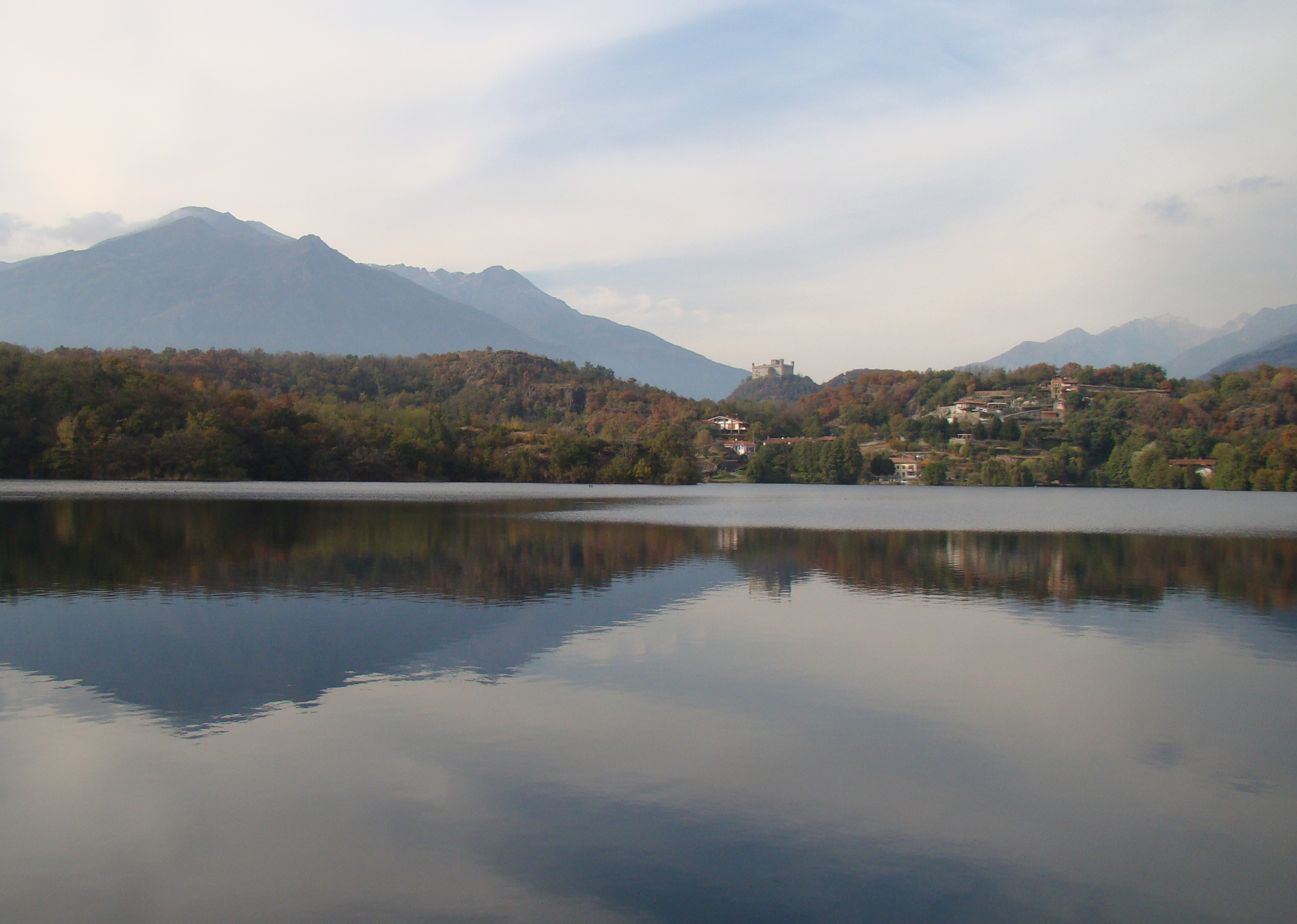 Chiaverano, nella notte un incendio ha devastato la riva del lago Sirio