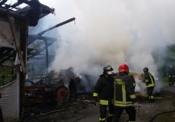 Strambino: va a fuoco una stalla nei pressi del centro storico. Momenti di paura nel giorno di Pasqua