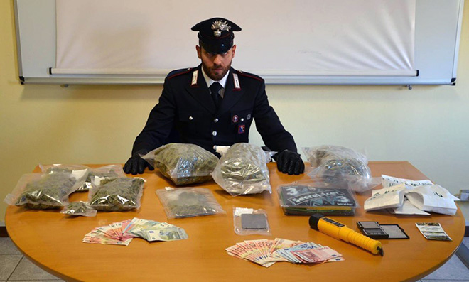 Chivasso, titolare di una focacceria in manette per spaccio. Rinvenuti due chili di droga