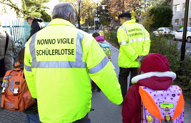 Chivasso: vigilanza davanti alle scuole, servizio verso il completo ripristino. Arrivano altri nonni vigili