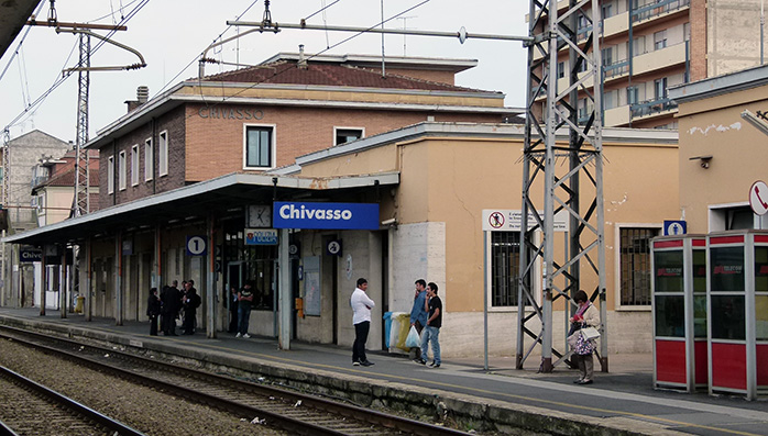 Chivasso: si sdraia sui binari mentre arriva il treno, salvato dal personale Rfi e dalla Polfer