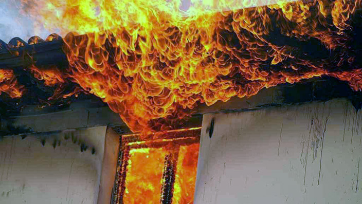 Caselle, a fuoco una villetta. Attimi di terrore per gli abitanti. I pompieri hanno domato il rogo