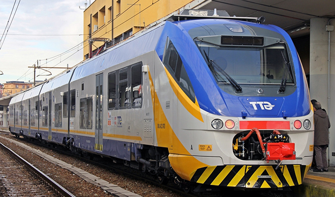 Copritombini in ghisa sui binari: sfiorato il deragliamento sulla linea ferroviaria Canavesana