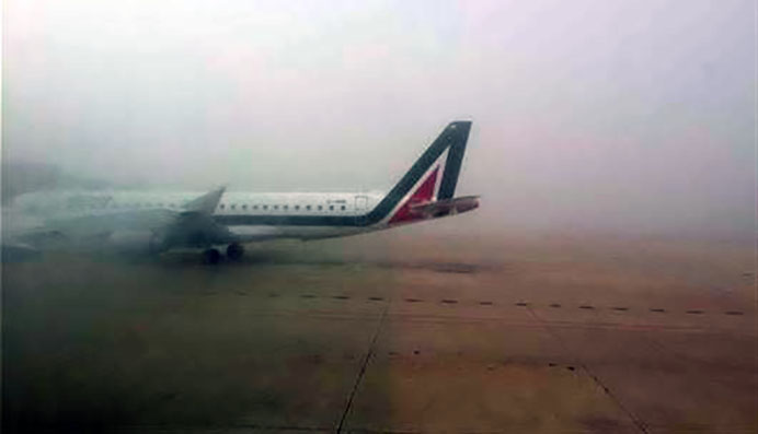 Caselle: cala la nebbia sulla pista dell’aeroporto. Voli in arrivo dirottati a Genova e Milano