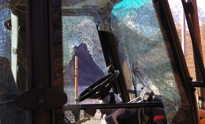 Raid vandalico a Ceresole Reale: danneggiati lampioni e l’escavatore di un imprenditore