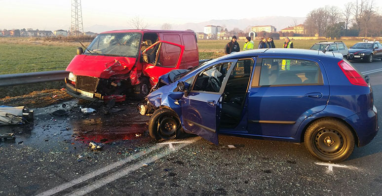 San Maurizio Canavese: grave incidente stradale. Contusi i conducenti e traffico in tilt