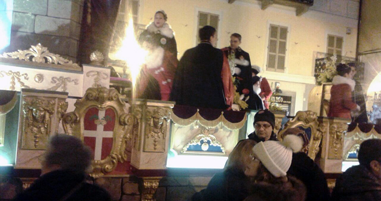 Chivasso, successo per “Carnevalando”, la sfilata serale di carri allegorici e gruppi mascherati