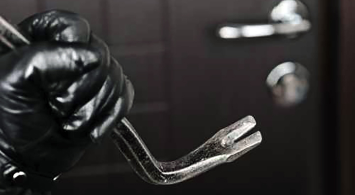 Rivarolo, i ladri trafugano mille litri di gasolio da una ditta, ma i carabinieri sventano il furto