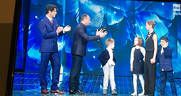 Sanremo: gli scolari e la maestra della scuola più piccola d’Italia salutati dal pubblico dell’Ariston