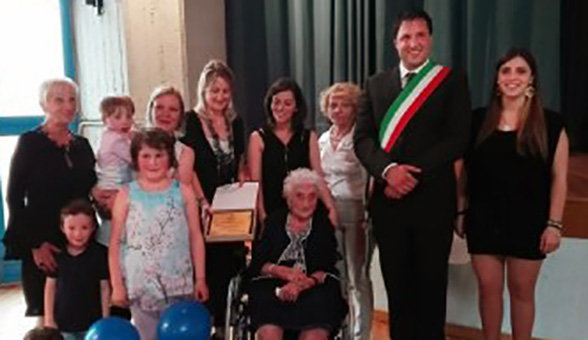 Agliè: grande festa al salone Alladium per i cento anni di nonna Esterina, memoria storica del paese