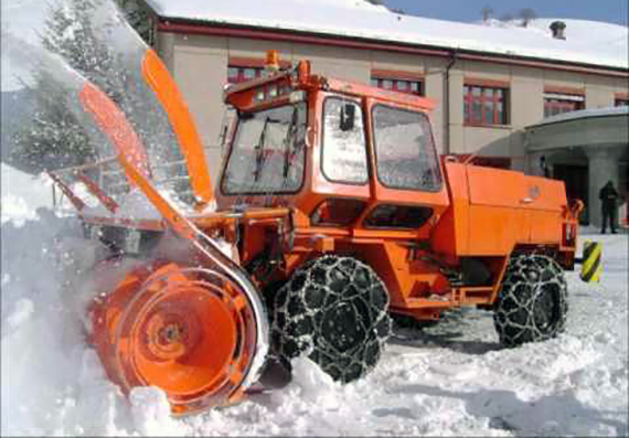 Valle Orco: la neve blocca la circolazione. Cantonieri al lavoro per liberare la strada del Nivolet