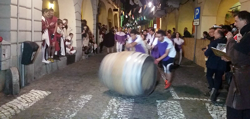 Cuorgnè: il Torneo di Maggio alla Corte di Re Arduino, con la corsa delle botti, sta entrando nel vivo