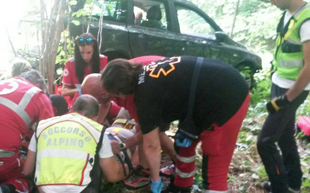 Ronco Canavese: coppia di anziani precipita con l’auto in una scarpata e finisce in ospedale a Ivrea
