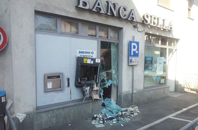 Favria: boato nella notte. Tre banditi fanno saltare in aria il bancomat della Sella e fuggono con il bottino