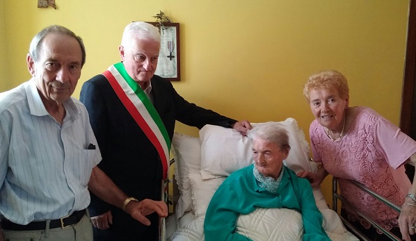 Busano: nonna Caterina Cavallo ha compiuto 100 anni e tutto il paese festeggia il grande evento