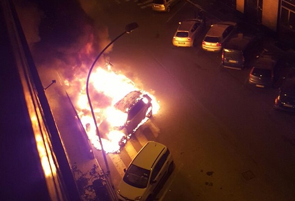 Chivasso: a fuoco tre auto in via Momo. Incendio doloso o corto circuito? IL VIDEO IN ESCLUSIVA