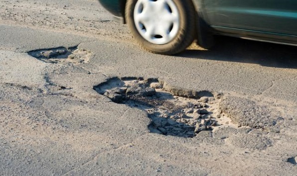 Canavese, le pioggie e l’emergenza sono passate ma le buche nelle strade restano. Fino a quando?
