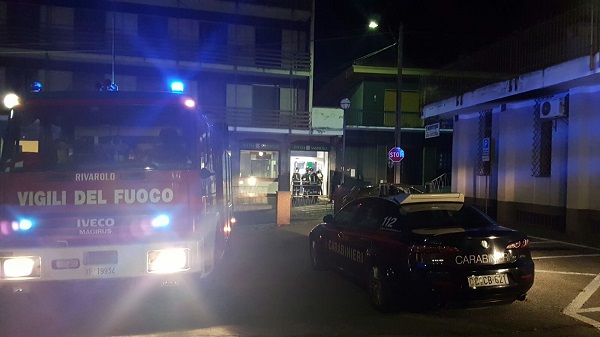 I banditi tentano di far saltare con l’esplosivo il bancomat della banca. Notte di terrore a Forno
