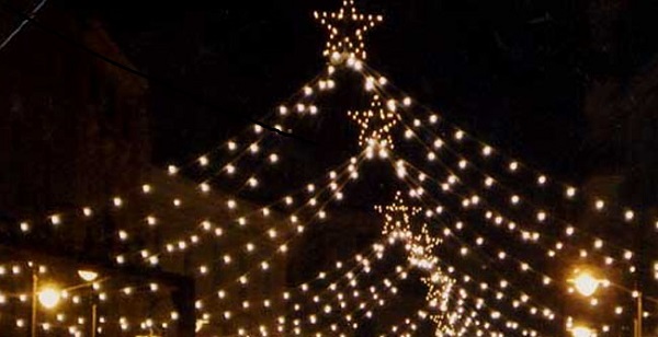 Rivarolo: i commercianti sono in crisi e a Natale i fasci luminosi sostituiranno le luminarie