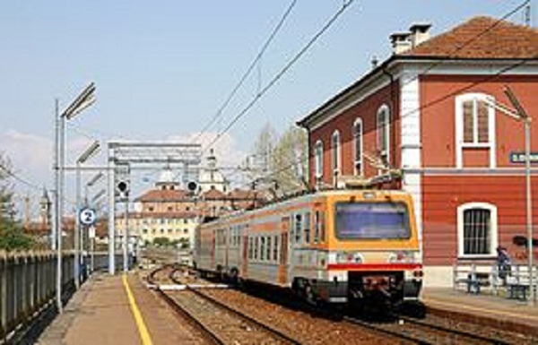 San Benigno, sbarra del passaggio a livello divelta da un camion. Traffico ferroviario bloccato