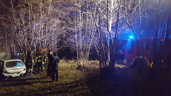 Rivarolo, automobile distrutta dalle fiamme in frazione Argentera. Indagano i carabinieri