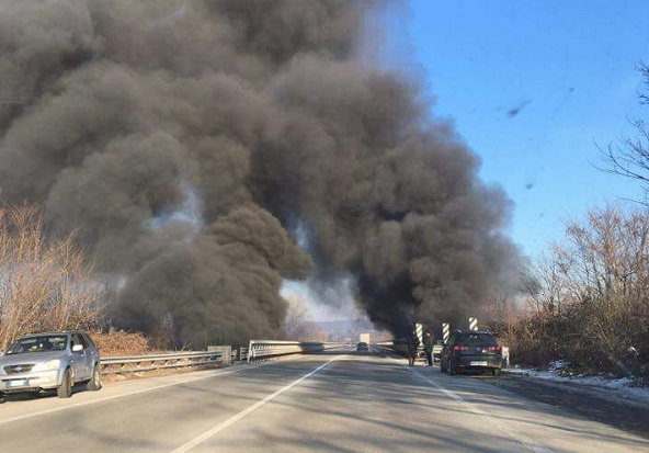 Incendio doloso sulle rive dell’Orco: Pedemontana bloccata dal fumo per oltre due ore. Traffico in tilt