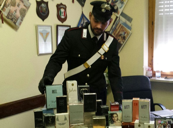 Cuorgné, trasportavano profumi verosimilmente contraffati. Fermati e denunciati tre macedoni
