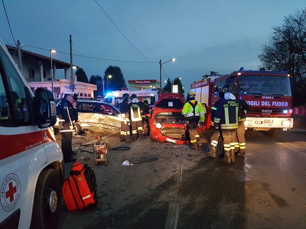Rivarolo, grave schianto tra due automobili davanti alla Bausano. Due i feriti in ospedale