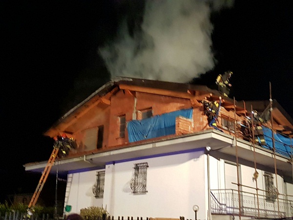 Front Canavese, un incendio devasta il tetto di una villetta. Le fiamme domate dai vigili del fuoco
