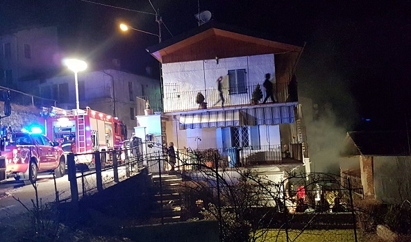 Pont Canavese, tavernetta prende fuoco per un corto circuito. Paura tra i residenti di una villetta