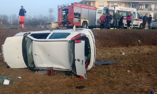 Grave incidente stradale a Feletto. Auto si schianta contro un lampione. Ferita una donna di 62 anni