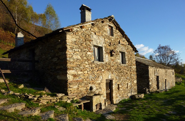 Prascorsano, ennesimo raid dei vandali al rifugio “Alpe Bellono”. Si cercano i responsabili
