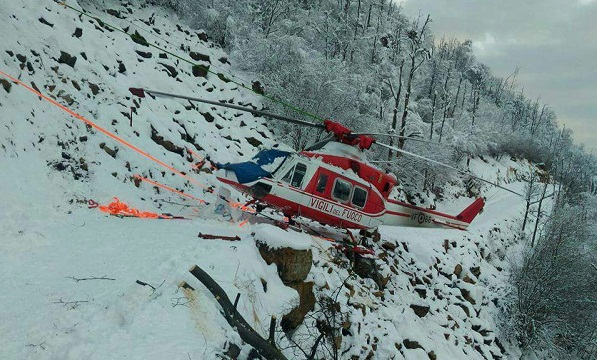 Cafasse, vigili del fuoco bloccati dalla nebbia. Un elicottero atterra in bilico su un costone montano
