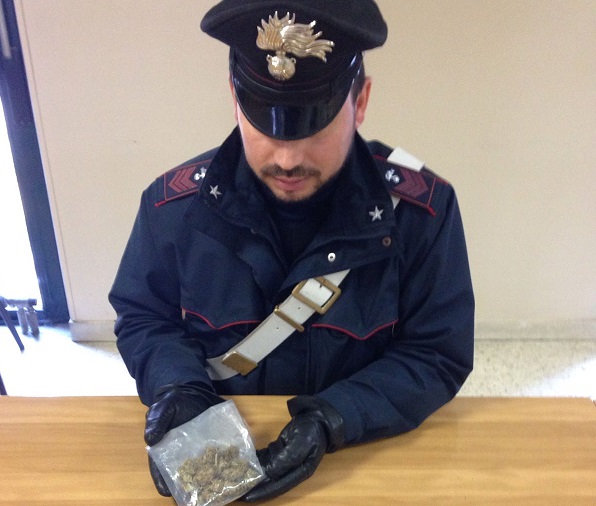 Vede i carabinieri e butta la droga dal finestrino dell’auto. Giovane deejay e pusher finisce in cella