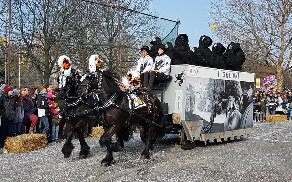 Storico Carnevale di Ivrea: protagonisti, nella penultima domenica, i grandi carri da getto