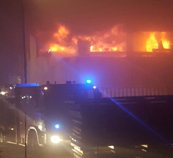 Favria, un devastante incendio distrugge la ferramenta “Al Missile”. Il rogo domato dai pompieri dopo ore di lavoro