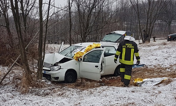 San Martino, 80enne esce di strada in auto, si schianta contro un albero e finisce in ospedale