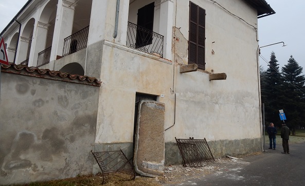 Un trattore urta e fa precipitare un balcone in don Mazzolari. Proteste in frazione Obiano