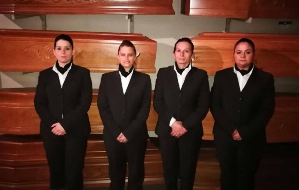 Canavese, ai funerali compaiono “Gli angeli”: le “portantine” donne prime in tutta Italia