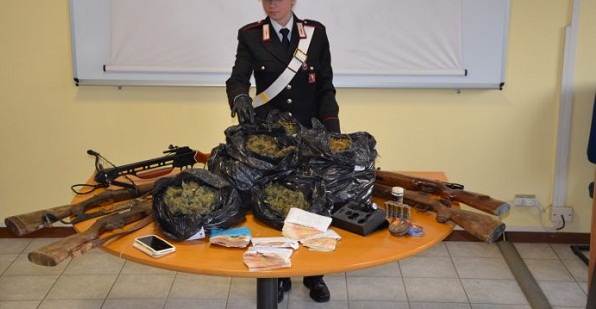 Volpiano, nascondeva sotto terra 4 chili di droga e un arsenale, Arrestato un uomo di 65 anni