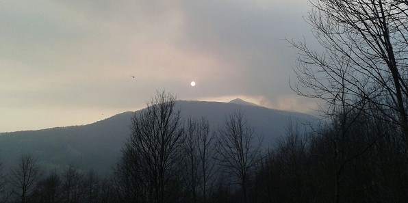 Valchiusella ancora in fiamme: roghi tra Rueglio, Inverso e Trausella. Al lavoro decine di pompieri