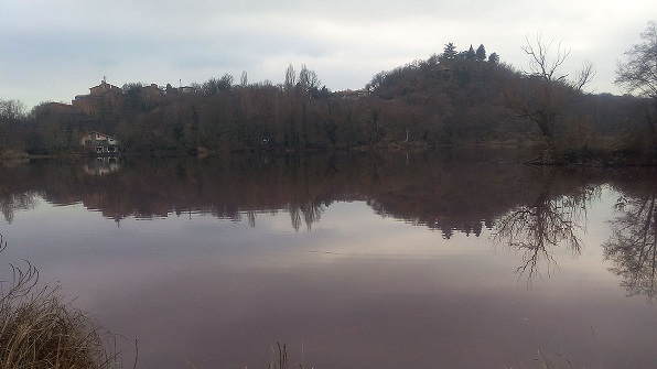 Ivrea, il lago San Michele si tinge di rosso. Il sindaco vieta la balneazione, la pesca e la navigazione