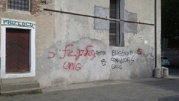 Favria: i vandali imbrattano con scritte e insulti la sede della Pro loco. Scatta l’indignazione