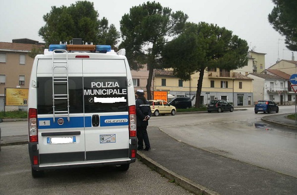 Ivrea, blitz antidroga della polizia locale al Movicentro. Tre le persone denunciate per spaccio