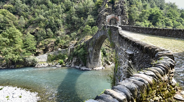 Dramma a Lanzo Torinese: un uomo di sessant’anni si toglie la vita lanciandosi dal Ponte del Diavolo