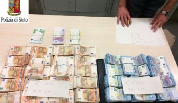 Caselle, viaggiavano in auto con oltre 300 mila euro in contanti. Denunciati dalla Polstrada