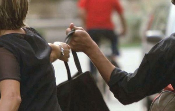 Chivasso: ladro tenta di scippare una tabaccaia, ma la reazione della donna lo costringe alla fuga