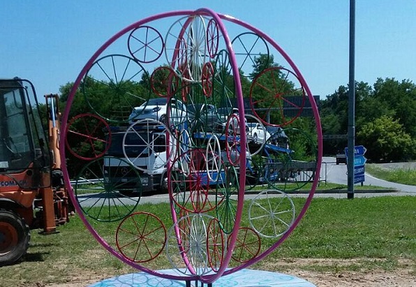Rivarolo: collocata all’ingresso della città la scultura realizzata nel 2014 per il Giro d’Italia