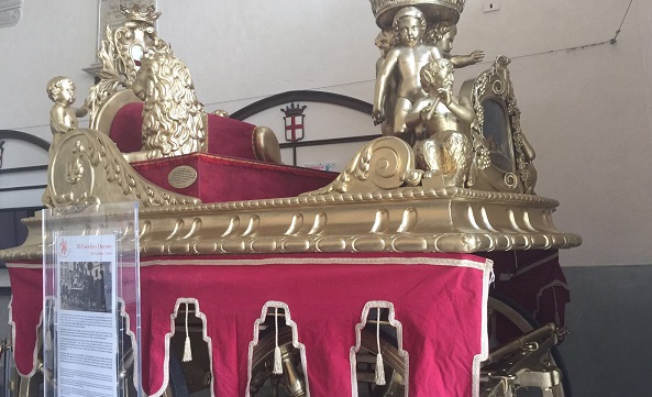 Ivrea: dopo il restauro il cocchio della Mugnaia ritorna nell’androne del Palazzo Municipale