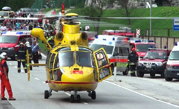 Autostrada Torino-Aosta: auto esce di strada. In 6 in ospedale compresi 4 bambini. Grave la madre